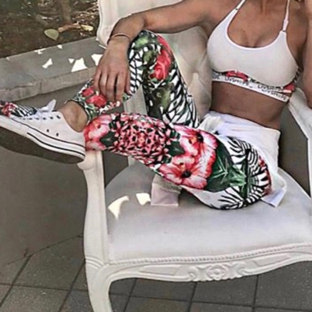🌸 Strappy floral sports bra